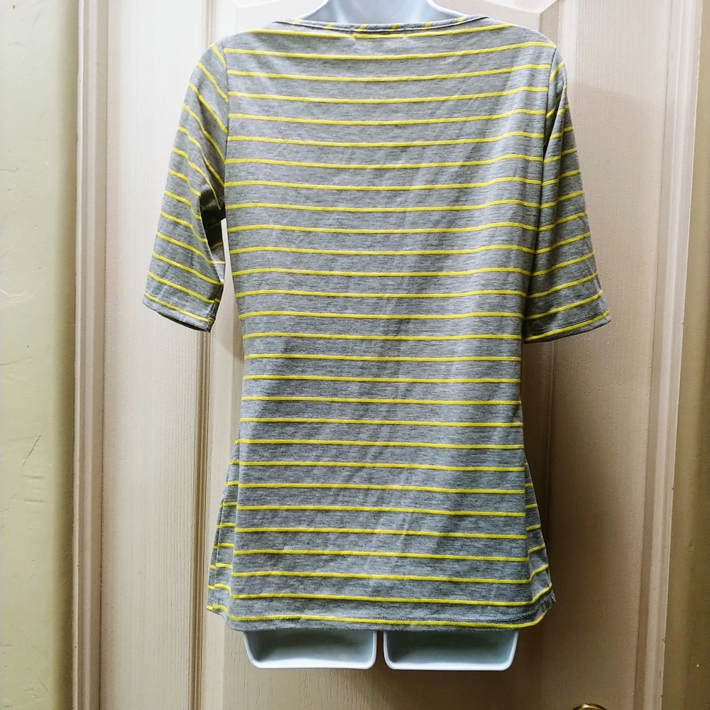 NWOT GREEN ENVELOPE TOP - Picture 2 of 3